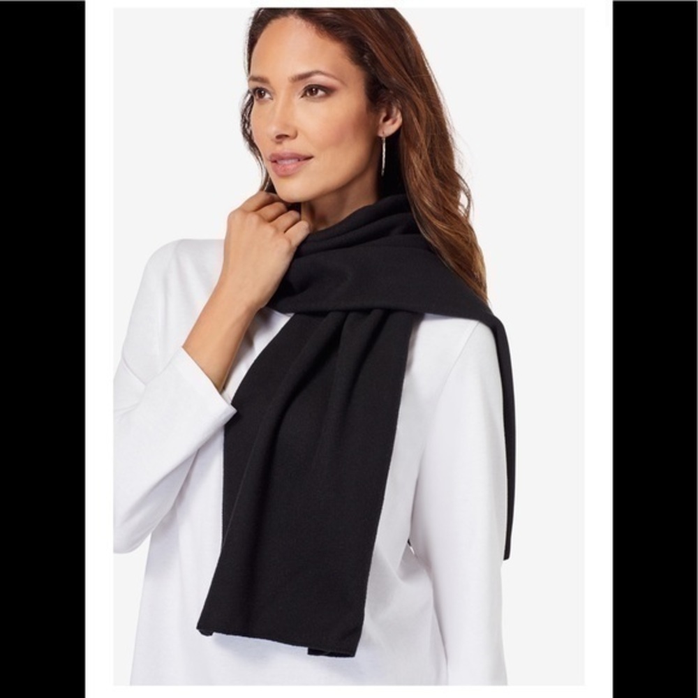 Black unisex fleece scarf